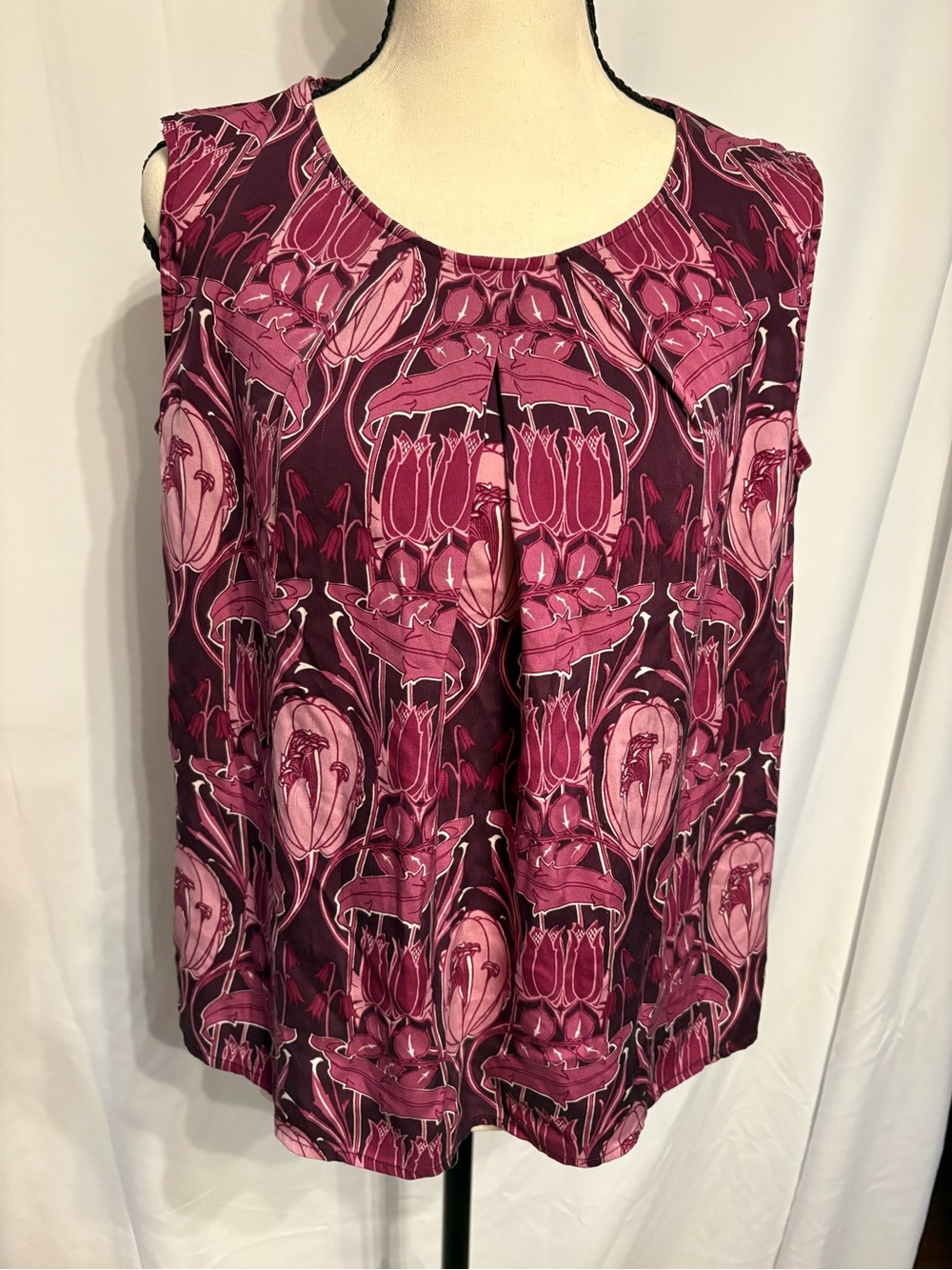 Talbots Sleeveless Floral Pintuck Sleeveless top in Burgundy and Pink SZ 10